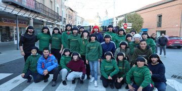 La cofradía de la Virgen de la Esperanza recoge alimentos en un ensayo solidario que ha recorrido el casco antiguo de Peñaranda