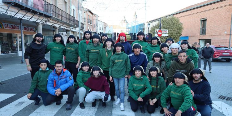La cofradía de la Virgen de la Esperanza recoge alimentos en un ensayo solidario que ha recorrido el casco antiguo de Peñaranda