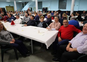 La asociación de mayores San Pedro reúne en Villoria a 160 socios en una merienda con chocolatada y un animado karaoke