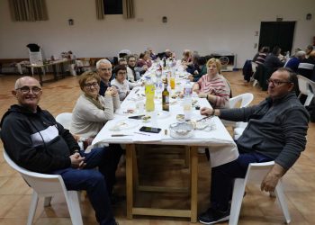 La asociación Los Charros celebra en Villoruela una animada merienda navideña seguida de baile en el salón del multiusos