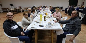 La asociación Los Charros celebra en Villoruela una animada merienda navideña seguida de baile en el salón del multiusos