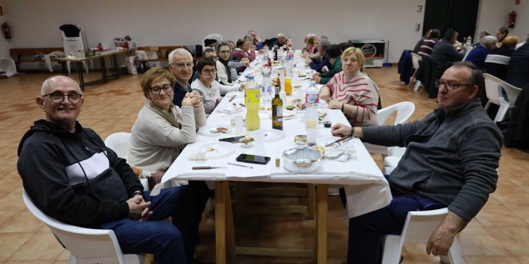 La asociación Los Charros celebra en Villoruela una animada merienda navideña seguida de baile en el salón del multiusos