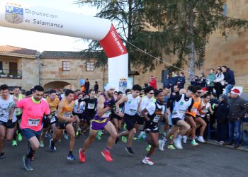 Babilafuente acoge una multitudinaria Carrera del Turrón con 1.300 atletas inscritos y un gran ambiente en todo el recorrido