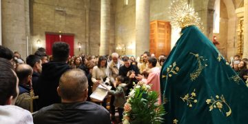 La Esperanza rinde en Peñaranda un emotivo homenaje a Ismael, el costalero que la cargará sobre su cuello ahora en el cielo