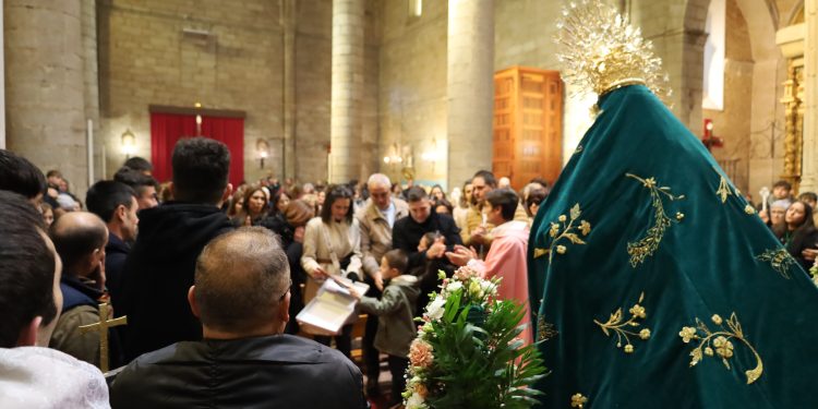La Esperanza rinde en Peñaranda un emotivo homenaje a Ismael, el costalero que la cargará sobre su cuello ahora en el cielo