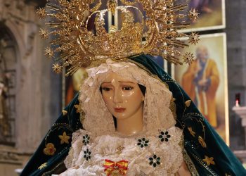 La Esperanza rinde en Peñaranda un emotivo homenaje a Ismael, el costalero que la cargará sobre su cuello ahora en el cielo