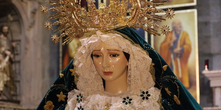 La Esperanza rinde en Peñaranda un emotivo homenaje a Ismael, el costalero que la cargará sobre su cuello ahora en el cielo