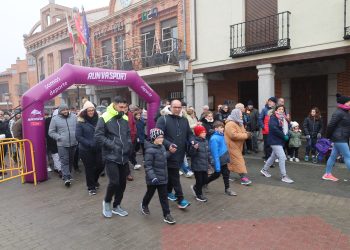 Macotera desafía al frío y a la niebla en la XII edición de su marcha y carrera solidarias, este año a favor de la asociación Fundame