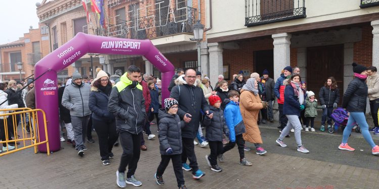 Macotera desafía al frío y a la niebla en la XII edición de su marcha y carrera solidarias, este año a favor de la asociación Fundame