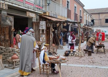 Santiago de la Puebla cautiva un año más al público con su belén viviente y sorprende con un bocata de chorizo de dos metros