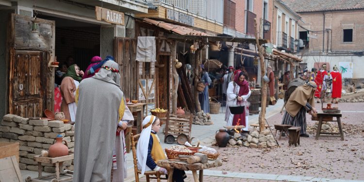 Santiago de la Puebla cautiva un año más al público con su belén viviente y sorprende con un bocata de chorizo de dos metros