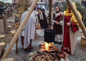 Santiago de la Puebla cautiva un año más al público con su belén viviente y sorprende con un bocata de chorizo de dos metros