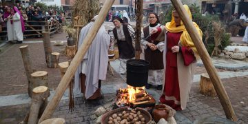 Santiago de la Puebla cautiva un año más al público con su belén viviente y sorprende con un bocata de chorizo de dos metros