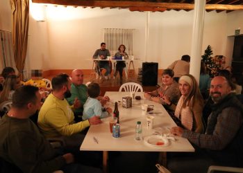 Aldeaseca de la Frontera reúne a sus vecinos en el salón municipal para compartir un animado bingo solidario y navideño