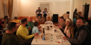 Aldeaseca de la Frontera reúne a sus vecinos en el salón municipal para compartir un animado bingo solidario y navideño