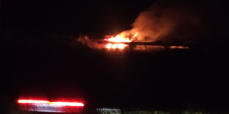 Bomberos del parque comarcal de Peñaranda intervienen en el incendio de un turismo en la A-50 en el término de Cantaracillo