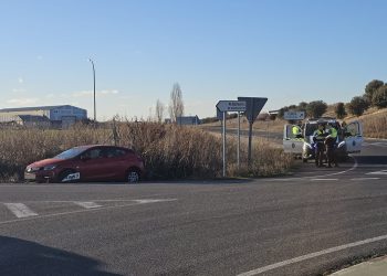 Un turismo se sale en la rotonda del cementerio de Peñaranda y se lleva por delante una señal antes de acabar en la cuneta