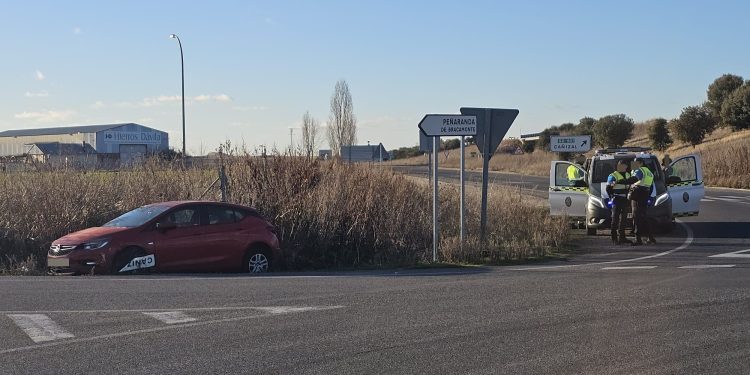Un turismo se sale en la rotonda del cementerio de Peñaranda y se lleva por delante una señal antes de acabar en la cuneta