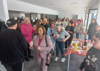 Acopedis celebra en Peñaranda su tradicional fiesta navideña con un ágape en el centro multiservicios junto a trabajadores y familias