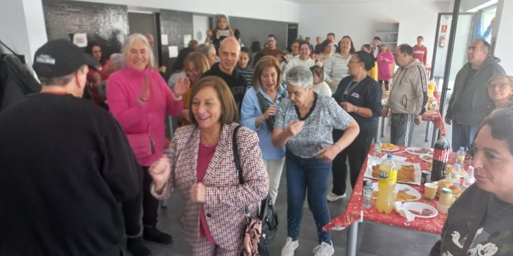 Acopedis celebra en Peñaranda su tradicional fiesta navideña con un ágape en el centro multiservicios junto a trabajadores y familias