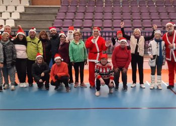 Los participantes en el programa municipal «Actívate» celebran en Peñaranda un entrenamiento con ambientación navideña