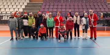 Los participantes en el programa municipal «Actívate» celebran en Peñaranda un entrenamiento con ambientación navideña