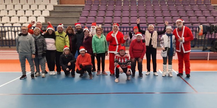 Los participantes en el programa municipal «Actívate» celebran en Peñaranda un entrenamiento con ambientación navideña
