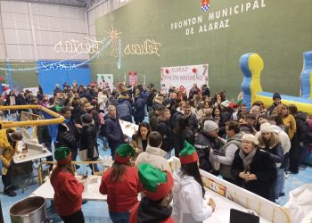 El rincón navideño de Alaraz logra un gran éxito de participación y reúne en el pabellón a niños y adultos con numerosas propuestas