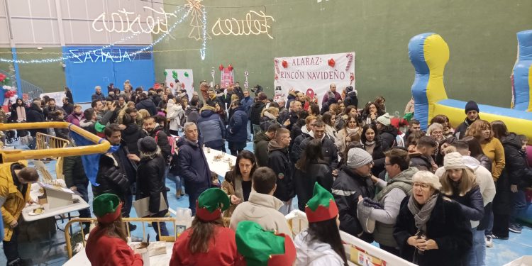 El rincón navideño de Alaraz logra un gran éxito de participación y reúne en el pabellón a niños y adultos con numerosas propuestas