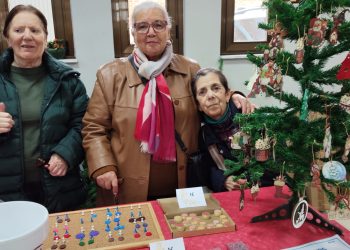 Albertia Babilafuente pone su granito de arena en el mercadillo solidario de la villa con productos creados por los mayores