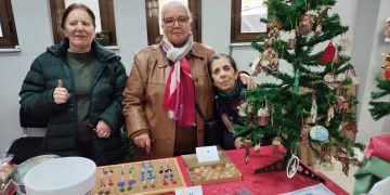 Albertia Babilafuente pone su granito de arena en el mercadillo solidario de la villa con productos creados por los mayores