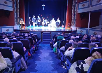 La gala navideña del grupo Arena llena el teatro Calderón de Peñaranda con un nuevo repertorio donde no faltaron sorpresas