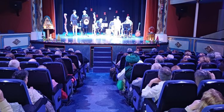 La gala navideña del grupo Arena llena el teatro Calderón de Peñaranda con un nuevo repertorio donde no faltaron sorpresas