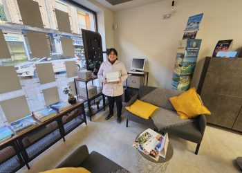 NOTICIAS A TIEMPO entrega el premio de su sorteo de un viaje a Madrid para ver este domingo el alumbrado navideño