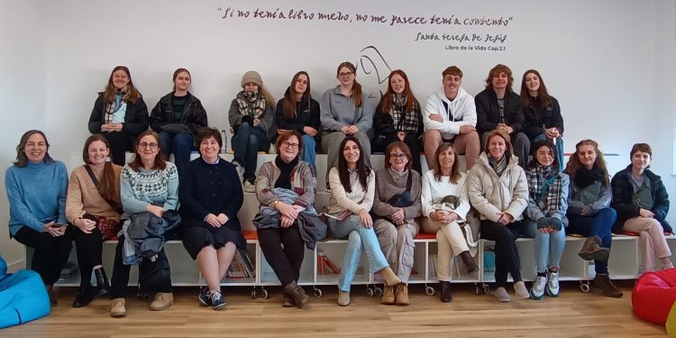 Estudiantes australianos visitan Peñaranda y comparten una fantástica jornada con los alumnos del colegio La Encarnación
