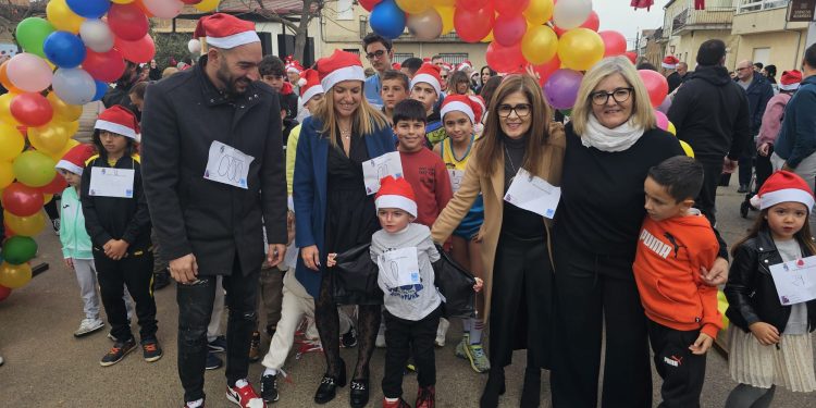 Babilafuente se vuelca en la marcha a favor de la asociación Debra Piel de Mariposa en una mañana de ambiente ya navideño