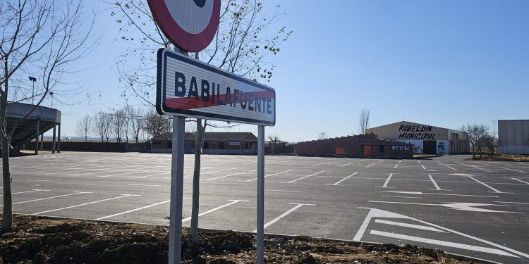 Babilafuente concluye las obras para la pavimentación de la gran explanada que da acceso a la plaza de toros y a las piscinas