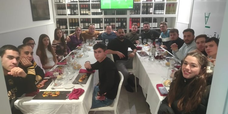 La banda de cornetas y tambores de la Hermandad de Cofradías de Peñaranda celebra su cena de Navidad en Los Álamos