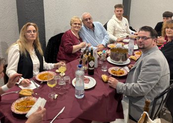 Teresa y Vidal celebran sus bodas de oro en Peñaranda junto a su familia y brindando por estos 50 años de felicidad compartida