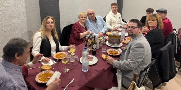 Teresa y Vidal celebran sus bodas de oro en Peñaranda junto a su familia y brindando por estos 50 años de felicidad compartida