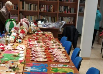 La asociación de mujeres de Bóveda del Río Almar crea más de un centenar de adornos navideños para decorar la localidad