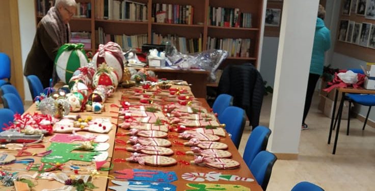 La asociación de mujeres de Bóveda del Río Almar crea más de un centenar de adornos navideños para decorar la localidad