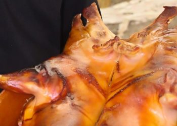 El cochinillo asado del restaurante Las Cabañas, el plato estrella de las celebraciones navideñas y ahora con envío a domicilio