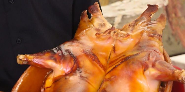 El cochinillo asado del restaurante Las Cabañas, el plato estrella de las celebraciones navideñas y ahora con envío a domicilio