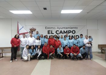 Los vecinos de El Campo de Peñaranda despiden el año con un ágape en el multiusos y luciendo las nuevas sudaderas del pueblo