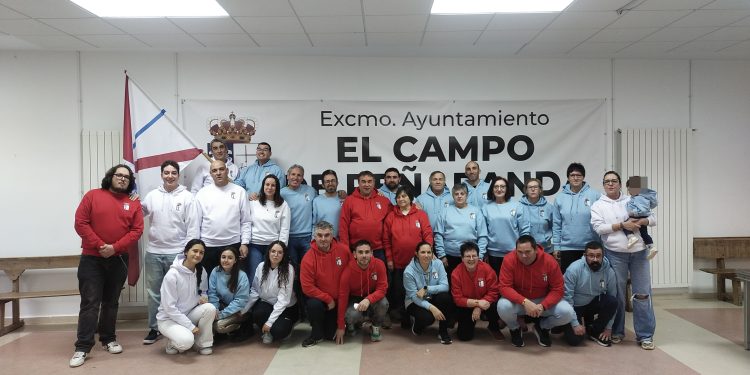 Los vecinos de El Campo de Peñaranda despiden el año con un ágape en el multiusos y luciendo las nuevas sudaderas del pueblo