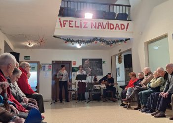 El grupo Arena lleva su música a la residencia de mayores El Cerro, de Macotera, con rumbas, boleros y animados villancicos