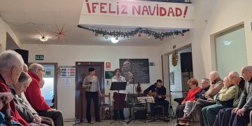 El grupo Arena lleva su música a la residencia de mayores El Cerro, de Macotera, con rumbas, boleros y animados villancicos