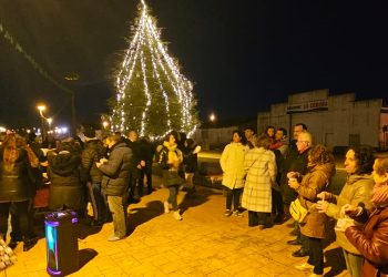 La urbanización de Los Chopos en Peñaranda estrena la Navidad con la decoración creada por los vecinos y una chocolatada