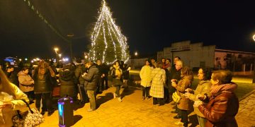 La urbanización de Los Chopos en Peñaranda estrena la Navidad con la decoración creada por los vecinos y una chocolatada